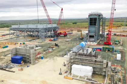 La empresa Energía 2000 ha confirmado la llegada a la bahía de Manzanillo del buque «Energos Freeze», una unidad flotante de almacenamiento y regasificación de gas natural licuado. Este buque constituye un componente esencial del proyecto termoeléctrico Manzanillo Power Land, y tendrá una capacidad de aportar 414 MW a la red del Sistema Eléctrico Nacional Interconectado (SENI) a partir de diciembre próximo. De acuerdo con lo expresado por la entidad, el buque posee una capacidad de almacenamiento de 125 000 metros cúbicos de dicho combustible, y ha atracado en la fecha de hoy, domingo 31 de agosto, en las nuevas instalaciones portuarias diseñadas específicamente para esta unidad generadora de energía eléctrica.