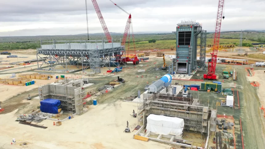 La empresa Energía 2000 ha confirmado la llegada a la bahía de Manzanillo del buque «Energos Freeze», una unidad flotante de almacenamiento y regasificación de gas natural licuado. Este buque constituye un componente esencial del proyecto termoeléctrico Manzanillo Power Land, y tendrá una capacidad de aportar 414 MW a la red del Sistema Eléctrico Nacional Interconectado (SENI) a partir de diciembre próximo. De acuerdo con lo expresado por la entidad, el buque posee una capacidad de almacenamiento de 125 000 metros cúbicos de dicho combustible, y ha atracado en la fecha de hoy, domingo 31 de agosto, en las nuevas instalaciones portuarias diseñadas específicamente para esta unidad generadora de energía eléctrica.