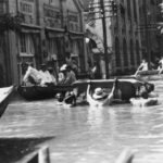 Las inundaciones de China de 1931, también conocidas como las inundaciones del río Amarillo de 1931, fueron una serie de inundaciones que tuvieron lugar en China ese mismo año. Supusieron el desastre natural con más víctimas mortales de la historia. Se estima que entre un millón y 3,7 millones de personas murieron en ellas. Entre 1928 y 1930, China sufrió una grave sequía. Debido a condiciones climáticas anormales, se produjeron fuertes nevadas y lluvias torrenciales en partes del centro de China. El nivel de los ríos aumentó. Las lluvias se intensificaron en julio y agosto de 1931. China sufrió nueve ciclones solo en julio de 1931.