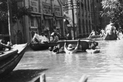 Las inundaciones de China de 1931, también conocidas como las inundaciones del río Amarillo de 1931, fueron una serie de inundaciones que tuvieron lugar en China ese mismo año. Supusieron el desastre natural con más víctimas mortales de la historia. Se estima que entre un millón y 3,7 millones de personas murieron en ellas. Entre 1928 y 1930, China sufrió una grave sequía. Debido a condiciones climáticas anormales, se produjeron fuertes nevadas y lluvias torrenciales en partes del centro de China. El nivel de los ríos aumentó. Las lluvias se intensificaron en julio y agosto de 1931. China sufrió nueve ciclones solo en julio de 1931.
