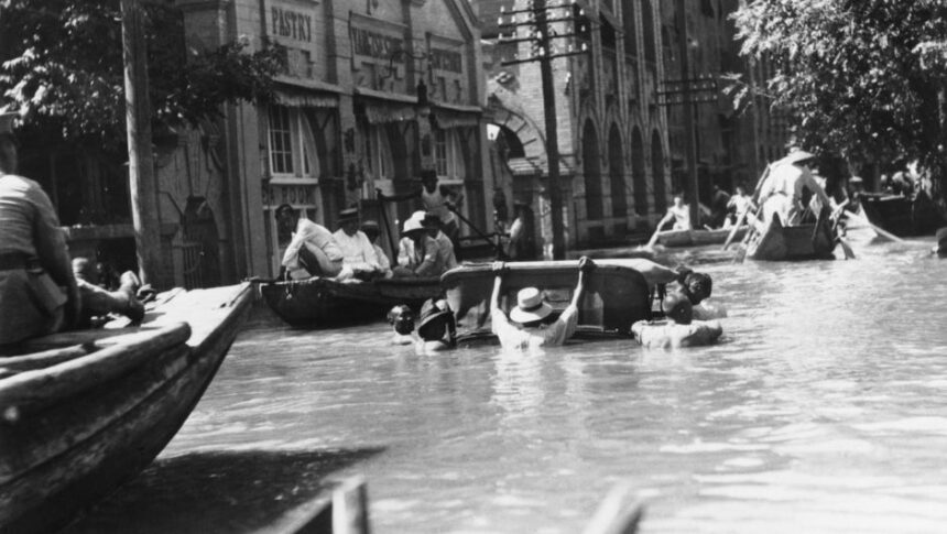 Las inundaciones de China de 1931, también conocidas como las inundaciones del río Amarillo de 1931, fueron una serie de inundaciones que tuvieron lugar en China ese mismo año. Supusieron el desastre natural con más víctimas mortales de la historia. Se estima que entre un millón y 3,7 millones de personas murieron en ellas. Entre 1928 y 1930, China sufrió una grave sequía. Debido a condiciones climáticas anormales, se produjeron fuertes nevadas y lluvias torrenciales en partes del centro de China. El nivel de los ríos aumentó. Las lluvias se intensificaron en julio y agosto de 1931. China sufrió nueve ciclones solo en julio de 1931.