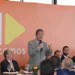 Citando las estadísticas del Banco Central,Cautela del Banco Central Fernández dijo que “en el primer semestre del año la economía solo creció un 2,7% y que en el me de junio fue de tan solo 1,2%. Ya es imposible seguir maquillando las cifras, la construcción está paralizada, el dinero no circula, hay una crisis de agua y largas tandas apagones que afectan al pueblo y 500 escuelas sin construir”, aseveró el expresidente. El expresidente saludó el surgimiento de AVANCEMOS y afirmó que junto a la Fuerza del Pueblo recorrerán los barrios y campos del país, porque el objetivo de ambas organizaciones “es vincularnos a los sectores populares de la República Dominicana”. Dijo que “AVANCEMOS nace con un propósito, con una causa enraizada en un proceso histórico que nos antecede y apoyándose en él, darle un espacio de progreso y de avance a la mayoría del pueblo dominicano”. Por su parte, Carlos Amarante Baret, en nombre de AVANCEMOS, agradeció al Dr. Leonel Fernández su asistencia a la actividad y le aseguró que “estamos trabajando para crear las condiciones para que la oposición gane las elecciones municipales, congresuales y presidenciales del 2028. Vemos con buenos ojos que la Fuerza del Pueblo y usted, lideren la oposición a este desgobierno del PRM” afirmó el dirigente político. Leonel Fernández estuvo acompañado del vicepresidente de la Fuerza del pueblo, Radahmés Jiménez y de los dirigentes Nicolás Calderon, César Fernández, Franklin Rodríguez y Nathanel Concepción. Por AVANCEMOS participaron Claudia Rita Abréu, Winton Juma, Vladimir Céspedes, José García, Israel Aquino, Anny Ramírez, Carlos Alberto Amarante García, Rafael Hernández, Christian Ramos, Josefa Reyes y todos los miembros del Consejo Nacional de AVANCEMOS.