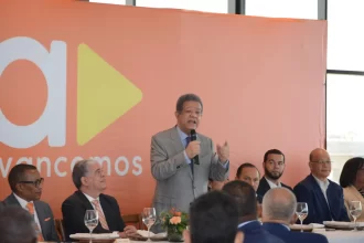 Citando las estadísticas del Banco Central,Cautela del Banco Central Fernández dijo que “en el primer semestre del año la economía solo creció un 2,7% y que en el me de junio fue de tan solo 1,2%. Ya es imposible seguir maquillando las cifras, la construcción está paralizada, el dinero no circula, hay una crisis de agua y largas tandas apagones que afectan al pueblo y 500 escuelas sin construir”, aseveró el expresidente. El expresidente saludó el surgimiento de AVANCEMOS y afirmó que junto a la Fuerza del Pueblo recorrerán los barrios y campos del país, porque el objetivo de ambas organizaciones “es vincularnos a los sectores populares de la República Dominicana”. Dijo que “AVANCEMOS nace con un propósito, con una causa enraizada en un proceso histórico que nos antecede y apoyándose en él, darle un espacio de progreso y de avance a la mayoría del pueblo dominicano”. Por su parte, Carlos Amarante Baret, en nombre de AVANCEMOS, agradeció al Dr. Leonel Fernández su asistencia a la actividad y le aseguró que “estamos trabajando para crear las condiciones para que la oposición gane las elecciones municipales, congresuales y presidenciales del 2028. Vemos con buenos ojos que la Fuerza del Pueblo y usted, lideren la oposición a este desgobierno del PRM” afirmó el dirigente político. Leonel Fernández estuvo acompañado del vicepresidente de la Fuerza del pueblo, Radahmés Jiménez y de los dirigentes Nicolás Calderon, César Fernández, Franklin Rodríguez y Nathanel Concepción. Por AVANCEMOS participaron Claudia Rita Abréu, Winton Juma, Vladimir Céspedes, José García, Israel Aquino, Anny Ramírez, Carlos Alberto Amarante García, Rafael Hernández, Christian Ramos, Josefa Reyes y todos los miembros del Consejo Nacional de AVANCEMOS.