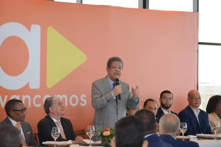 Citando las estadísticas del Banco Central,Cautela del Banco Central Fernández dijo que “en el primer semestre del año la economía solo creció un 2,7% y que en el me de junio fue de tan solo 1,2%. Ya es imposible seguir maquillando las cifras, la construcción está paralizada, el dinero no circula, hay una crisis de agua y largas tandas apagones que afectan al pueblo y 500 escuelas sin construir”, aseveró el expresidente. El expresidente saludó el surgimiento de AVANCEMOS y afirmó que junto a la Fuerza del Pueblo recorrerán los barrios y campos del país, porque el objetivo de ambas organizaciones “es vincularnos a los sectores populares de la República Dominicana”. Dijo que “AVANCEMOS nace con un propósito, con una causa enraizada en un proceso histórico que nos antecede y apoyándose en él, darle un espacio de progreso y de avance a la mayoría del pueblo dominicano”. Por su parte, Carlos Amarante Baret, en nombre de AVANCEMOS, agradeció al Dr. Leonel Fernández su asistencia a la actividad y le aseguró que “estamos trabajando para crear las condiciones para que la oposición gane las elecciones municipales, congresuales y presidenciales del 2028. Vemos con buenos ojos que la Fuerza del Pueblo y usted, lideren la oposición a este desgobierno del PRM” afirmó el dirigente político. Leonel Fernández estuvo acompañado del vicepresidente de la Fuerza del pueblo, Radahmés Jiménez y de los dirigentes Nicolás Calderon, César Fernández, Franklin Rodríguez y Nathanel Concepción. Por AVANCEMOS participaron Claudia Rita Abréu, Winton Juma, Vladimir Céspedes, José García, Israel Aquino, Anny Ramírez, Carlos Alberto Amarante García, Rafael Hernández, Christian Ramos, Josefa Reyes y todos los miembros del Consejo Nacional de AVANCEMOS.