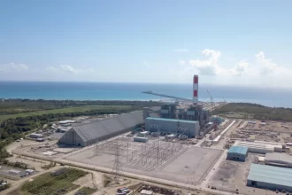 En las labores participaron 50 colaboradores, junto al apoyo de la empresa representante del fabricante de la caldera, Babcock & Wilcox (B&W). La empresa reconoció el esfuerzo y compromiso de su cuerpo técnico y destacó que el 100 % de los empleados permanentes de la planta son dominicanos, lo que reafirma el nivel de preparación del talento humano nacional. Asimismo, agradeció la preocupación mostrada por el presidente Luis Abinader, quien visitó la planta en medio del proceso, felicitó a los técnicos y expresó su orgullo por el profesionalismo y entrega demostrados. Con el reingreso de la Unidad 2, Punta Catalina refuerza el suministro de energía al SENI, contribuyendo a la estabilidad del sistema eléctrico nacional.