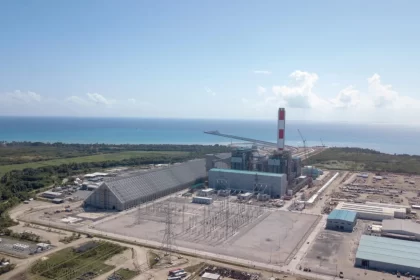 En las labores participaron 50 colaboradores, junto al apoyo de la empresa representante del fabricante de la caldera, Babcock & Wilcox (B&W). La empresa reconoció el esfuerzo y compromiso de su cuerpo técnico y destacó que el 100 % de los empleados permanentes de la planta son dominicanos, lo que reafirma el nivel de preparación del talento humano nacional. Asimismo, agradeció la preocupación mostrada por el presidente Luis Abinader, quien visitó la planta en medio del proceso, felicitó a los técnicos y expresó su orgullo por el profesionalismo y entrega demostrados. Con el reingreso de la Unidad 2, Punta Catalina refuerza el suministro de energía al SENI, contribuyendo a la estabilidad del sistema eléctrico nacional.