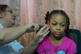 Entregan aparatos auditivos gratis a niños en el Ayuntamiento de SDE