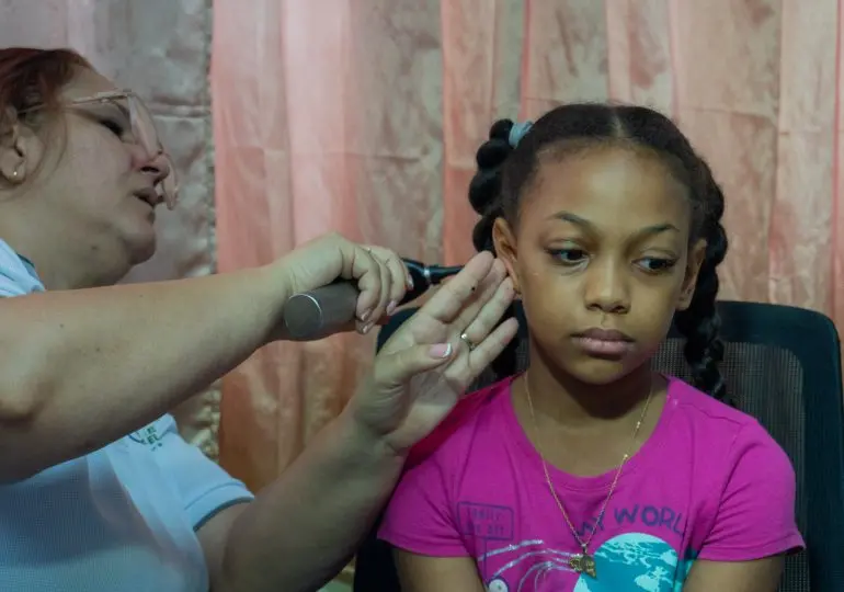 Entregan aparatos auditivos gratis a niños en el Ayuntamiento de SDE