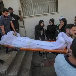 Según informó la agencia de noticias Wafa citando a fuentes médicas del enclave, Israel ha matado al menos a 66 palestinos en lo que va de domingo en la devastada Franja de Gaza. Al menos 33 de ellos fueron «atacados directamente» cuando iban a recoger comida, según detalla la agencia. Esta elevada cifra de víctimas mortales se suma a las al menos 85 personas asesinadas ayer, sábado, 43 de ellas en la ciudad de Gaza, según datos del hospital Al Shifa y de la clínica Sheikh Radwan. Así, mientras Israel mantiene su campaña de bombardeos, sus tropas continúan su incursión en el barrio de Zeitún, en la capital del enclave, donde el Gobierno de Benjamín Netanyahu ha aprobado su ocupación total.