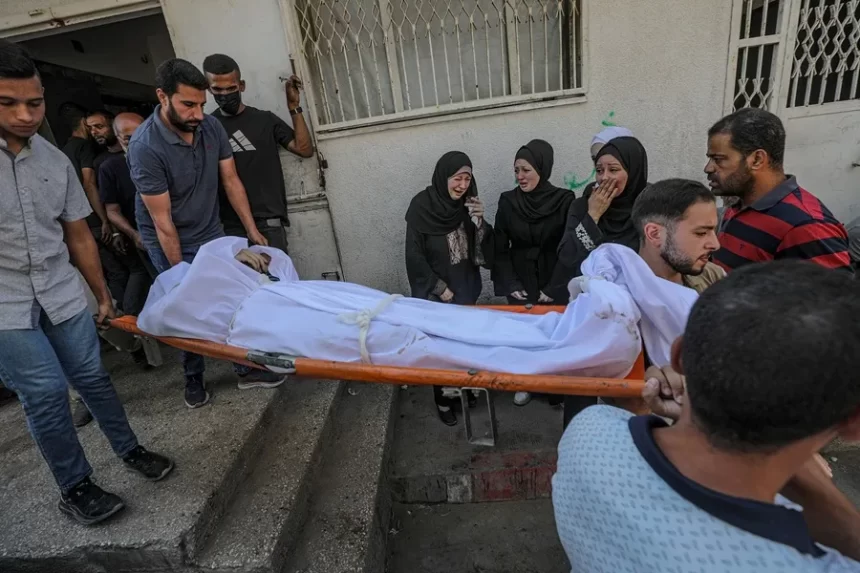 Según informó la agencia de noticias Wafa citando a fuentes médicas del enclave, Israel ha matado al menos a 66 palestinos en lo que va de domingo en la devastada Franja de Gaza. Al menos 33 de ellos fueron «atacados directamente» cuando iban a recoger comida, según detalla la agencia. Esta elevada cifra de víctimas mortales se suma a las al menos 85 personas asesinadas ayer, sábado, 43 de ellas en la ciudad de Gaza, según datos del hospital Al Shifa y de la clínica Sheikh Radwan. Así, mientras Israel mantiene su campaña de bombardeos, sus tropas continúan su incursión en el barrio de Zeitún, en la capital del enclave, donde el Gobierno de Benjamín Netanyahu ha aprobado su ocupación total.