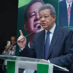 El expresidente Leonel Fernández ha emitido enérgicas críticas contra el gobierno del Partido Revolucionario Moderno (PRM), alegando que la actual crisis económica es consecuencia directa del uso impropio de recursos públicos durante las elecciones pasadas. Durante un evento en la Casa del Pueblo, Fernández expresó su preocupación por el creciente descontento popular. “Lo que está ocurriendo hoy en la República Dominicana es el costo de haberse atrevido, con dinero público, a comprar unas elecciones, y el pueblo se la está cobrando”, expresó el líder de la Fuerza del Pueblo, mientras recibía el respaldo de una facción reformista encabezada por antiguos balagueristas.