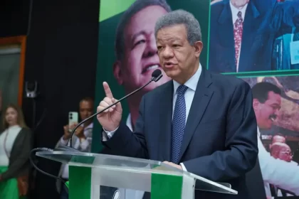 El expresidente Leonel Fernández ha emitido enérgicas críticas contra el gobierno del Partido Revolucionario Moderno (PRM), alegando que la actual crisis económica es consecuencia directa del uso impropio de recursos públicos durante las elecciones pasadas. Durante un evento en la Casa del Pueblo, Fernández expresó su preocupación por el creciente descontento popular. “Lo que está ocurriendo hoy en la República Dominicana es el costo de haberse atrevido, con dinero público, a comprar unas elecciones, y el pueblo se la está cobrando”, expresó el líder de la Fuerza del Pueblo, mientras recibía el respaldo de una facción reformista encabezada por antiguos balagueristas.