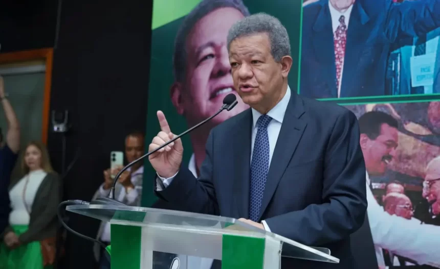 El expresidente Leonel Fernández ha emitido enérgicas críticas contra el gobierno del Partido Revolucionario Moderno (PRM), alegando que la actual crisis económica es consecuencia directa del uso impropio de recursos públicos durante las elecciones pasadas. Durante un evento en la Casa del Pueblo, Fernández expresó su preocupación por el creciente descontento popular. “Lo que está ocurriendo hoy en la República Dominicana es el costo de haberse atrevido, con dinero público, a comprar unas elecciones, y el pueblo se la está cobrando”, expresó el líder de la Fuerza del Pueblo, mientras recibía el respaldo de una facción reformista encabezada por antiguos balagueristas.