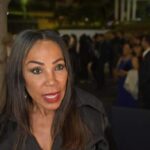 La directora del certamen Miss República Dominicana Universo, Magali Febles, compartió a su llegada al Teatro Nacional para la gala de coronación que su principal objetivo es lograr la segunda corona universal para la República Dominicana. Asimismo, reveló cuáles son sus expectativas para la nueva reina. Esta noche se espera que se nombre a una candidata que reúna las siguientes cualidades: disciplina, organización, gratitud y, sobre todo, modales adecuados para una colaboración exitosa. En su comunicación con los medios de comunicación, Febles expresó que frecuentemente es objeto de críticas y falta de respeto, lo cual no refleja el esfuerzo que realiza para preparar a las candidatas y lograr su destacado desempeño en el certamen internacional. Esto incluye a las propias reinas, quienes, tras ser coronadas y alcanzar notoriedad, a menudo muestran falta de reconocimiento hacia su labor.