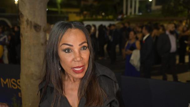 La directora del certamen Miss República Dominicana Universo, Magali Febles, compartió a su llegada al Teatro Nacional para la gala de coronación que su principal objetivo es lograr la segunda corona universal para la República Dominicana. Asimismo, reveló cuáles son sus expectativas para la nueva reina. Esta noche se espera que se nombre a una candidata que reúna las siguientes cualidades: disciplina, organización, gratitud y, sobre todo, modales adecuados para una colaboración exitosa. En su comunicación con los medios de comunicación, Febles expresó que frecuentemente es objeto de críticas y falta de respeto, lo cual no refleja el esfuerzo que realiza para preparar a las candidatas y lograr su destacado desempeño en el certamen internacional. Esto incluye a las propias reinas, quienes, tras ser coronadas y alcanzar notoriedad, a menudo muestran falta de reconocimiento hacia su labor.