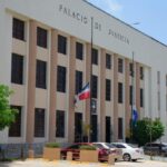 El Cuarto Tribunal Colegiado del Distrito Nacional condenó a nueve personas que participaron en una estructura dedicada a borrar o alterar antecedentes penales en la Procuraduría General de la República. Las penas oscilan entre seis y diez años de prisión para varios expolicías, empleados administrativos del Ministerio Público e incluso un fiscal que componían la red. La red operaba desde 2017 y realizó la mayor cantidad de alteraciones del sistema en 2023.