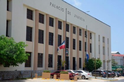 El Cuarto Tribunal Colegiado del Distrito Nacional condenó a nueve personas que participaron en una estructura dedicada a borrar o alterar antecedentes penales en la Procuraduría General de la República. Las penas oscilan entre seis y diez años de prisión para varios expolicías, empleados administrativos del Ministerio Público e incluso un fiscal que componían la red. La red operaba desde 2017 y realizó la mayor cantidad de alteraciones del sistema en 2023.