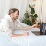 Internet ha transformado significativamente la forma en que las personas establecen relaciones amorosas. Sin embargo, es crucial evaluar el impacto real de esta tecnología en la calidad de las relaciones humanas. Un estudio exhaustivo de alcance global, que ha analizado datos de más de 6600 individuos en 50 países, revela que la práctica de establecer relaciones afectivas a través de medios digitales se ha tornado cada vez más habitual, particularmente entre aquellos que han iniciado su vínculo sentimental con posterioridad al año 2010. Este fenómeno, caracterizado por la aparición de relaciones amorosas en el contexto de las nuevas tecnologías, parece estar regido por un conjunto de normas que podrían estar comprometiendo la estabilidad y la longevidad de estas relaciones. Internet ofrece un acceso aparentemente ilimitado a un conjunto de parejas potenciales. Si bien esta abundancia podría ayudar a las personas a encontrar la pareja ideal, en la práctica, suele generar una sobrecarga de opciones.