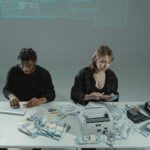 El robo de datos se ha vuelto una amenaza común en la era digital, con modalidades como el phishing, que utiliza correos electrónicos falsos para redirigir a las víctimas a sitios fraudulentos; el smishing, que emplea mensajes de texto engañosos; y el quishing, que usa códigos QR y enlaces cortos para robar credenciales o instalar software malicioso. Además, el vishing combina llamadas telefónicas con tácticas de engaño, donde los estafadores se hacen pasar por representantes de empresas para obtener información personal. Otras modalidades incluyen perfiles falsos en redes sociales que prometen sorteos o becas a cambio de datos personales, y fraudes de inversiones que ofrecen ganancias extraordinarias a cambio de transferencias iniciales. Para protegerse, es crucial verificar las fuentes, no hacer clic en enlaces sospechosos, utilizar la autenticación en dos pasos y mantenerse informado sobre las últimas estafas. La prevención es la mejor defensa contra estas amenazas.