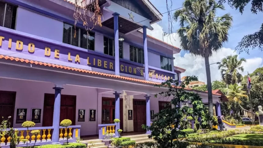 En un comunicado, el PLD destacó que varios imputados fueron descargados, lo que —según afirma— demuestra la inexistencia de una “estructura criminal” y la falta de sustento probatorio de la acusación. “La justicia no se construye con titulares, sino con pruebas”, subraya el documento. El partido criticó que se incluyera en el expediente a personas que, por las pruebas disponibles, debieron ser excluidas desde un inicio, y denunció que durante cinco años se intentó sustituir el debido proceso por campañas de descrédito, en lo que describen como un caso de lawfare o judicialización de la política. Asimismo, advirtió que este tipo de actuaciones debilita la democracia y distorsiona la lucha contra la corrupción, convirtiéndola en un instrumento de venganza. El PLD reiteró su compromiso con la legalidad, la verdad y la defensa de las libertades públicas, asegurando que se mantendrá vigilante ante cualquier intento de afectar la independencia judicial en el país.