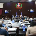 La Honorable Cámara de Diputados ha dado su aprobación, en sesión urgente y en dos discusiones consecutivas, a la modificación de la Ley 80-24 del Presupuesto General del Estado, propuesta por el Excelentísimo Poder Ejecutivo para el ejercicio presupuestario de 2025. El proyecto recibió 118 votos a favor y 17 en contra, ya que la Fuerza del Pueblo se abstuvo de respaldarlo, argumentando que los montos asignados no estaban claros o completos. Una vez aprobada, la propuesta será remitida al Senado para continuar con el proceso legislativo correspondiente.