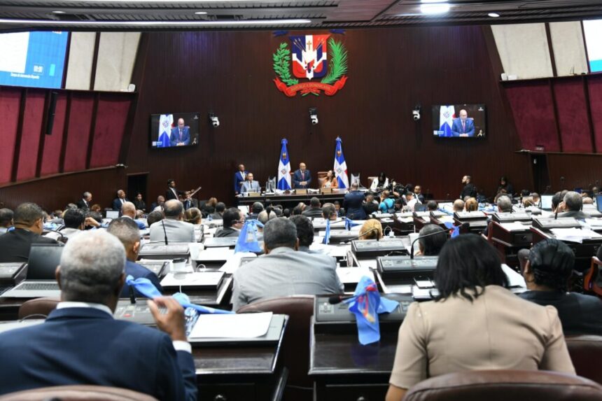 La Honorable Cámara de Diputados ha dado su aprobación, en sesión urgente y en dos discusiones consecutivas, a la modificación de la Ley 80-24 del Presupuesto General del Estado, propuesta por el Excelentísimo Poder Ejecutivo para el ejercicio presupuestario de 2025. El proyecto recibió 118 votos a favor y 17 en contra, ya que la Fuerza del Pueblo se abstuvo de respaldarlo, argumentando que los montos asignados no estaban claros o completos. Una vez aprobada, la propuesta será remitida al Senado para continuar con el proceso legislativo correspondiente.