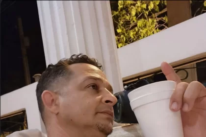 El dueño de una finca del municipio de Monción fue asesinado a tiros y un periodista fue mantenido en cautiverio. Además, varias personas fueron dejadas amarradas.La víctima fue identificada como Diomedes Sánchez, propietario de una finca situada en la zona rural del municipio de Monción, en la provincia de Santiago Rodríguez. En este mismo suceso, el periodista y abogado Luis José Rodríguez Tejada, que era el defensor legal de la víctima, fue secuestrado por un grupo de hombres que viajaban en un coche blanco y lo llevaron a un lugar desconocido.