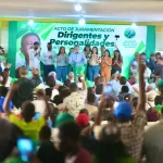 El expresidente de la República y líder del partido Fuerza del Pueblo (FP), Leonel Fernández, ha formulado acusaciones contra el Gobierno del Partido Revolucionario Moderno (PRM), responsabilizándolo de condenar al país a «vivir en la oscuridad». Estas declaraciones se producen en el contexto de una crisis que enfrenta la nación, caracterizada por cortes de energía prolongados, escasez de agua y un aumento constante en los precios de los alimentos. “Nos han condenado a vivir en la oscuridad. Después de haberse resuelto durante nuestra gestión el servicio eléctrico, ahora tenemos tandas de apagones de más de 8 horas. El pueblo está irritado, el pueblo está molesto, el pueblo está indignado, por eso desde ya le dicen que preparen sus maletas, porque en el 2028 e’ pa’ fuera que van”, expresó Fernández al encabezar un acto de juramentación de nuevos miembros de la Fuerza del Pueblo en el municipio de Consuelo.