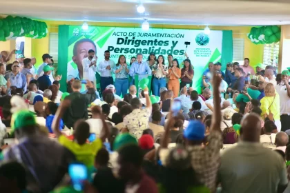 El expresidente de la República y líder del partido Fuerza del Pueblo (FP), Leonel Fernández, ha formulado acusaciones contra el Gobierno del Partido Revolucionario Moderno (PRM), responsabilizándolo de condenar al país a «vivir en la oscuridad». Estas declaraciones se producen en el contexto de una crisis que enfrenta la nación, caracterizada por cortes de energía prolongados, escasez de agua y un aumento constante en los precios de los alimentos. “Nos han condenado a vivir en la oscuridad. Después de haberse resuelto durante nuestra gestión el servicio eléctrico, ahora tenemos tandas de apagones de más de 8 horas. El pueblo está irritado, el pueblo está molesto, el pueblo está indignado, por eso desde ya le dicen que preparen sus maletas, porque en el 2028 e’ pa’ fuera que van”, expresó Fernández al encabezar un acto de juramentación de nuevos miembros de la Fuerza del Pueblo en el municipio de Consuelo.