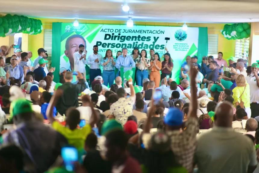 El expresidente de la República y líder del partido Fuerza del Pueblo (FP), Leonel Fernández, ha formulado acusaciones contra el Gobierno del Partido Revolucionario Moderno (PRM), responsabilizándolo de condenar al país a «vivir en la oscuridad». Estas declaraciones se producen en el contexto de una crisis que enfrenta la nación, caracterizada por cortes de energía prolongados, escasez de agua y un aumento constante en los precios de los alimentos. “Nos han condenado a vivir en la oscuridad. Después de haberse resuelto durante nuestra gestión el servicio eléctrico, ahora tenemos tandas de apagones de más de 8 horas. El pueblo está irritado, el pueblo está molesto, el pueblo está indignado, por eso desde ya le dicen que preparen sus maletas, porque en el 2028 e’ pa’ fuera que van”, expresó Fernández al encabezar un acto de juramentación de nuevos miembros de la Fuerza del Pueblo en el municipio de Consuelo.