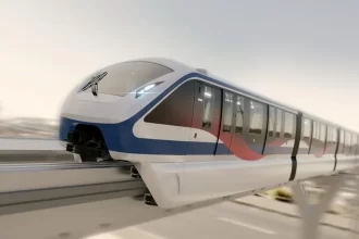 El trazado del Monorriel de Santo Domingo, en su primera etapa, comprende una extensión 10.5 Kilómetros y 12 estaciones, desde la Av. Charles de Gaulle en Santo Domingo Este hasta el Centro Olímpico en el Distrito Nacional, conectando con las Líneas 1 y 2 del Metro. En su segunda etapa, el Monorriel se extendería hacia Pintura, conectando la Línea 3 del Teleférico y en una tercera fase hacia la Autopista Duarte, conectando con la Línea 2C del Metro de los Alcarrizos. En su primera etapa el proyecto servirá a una población de más de 1 millón de habitantes entre Santo Domingo Este y el Distrito Nacional, y atenderá una demanda inicial de 12,500 pasajeros por hora por sentido en su tramo más cargado, y 306,000 pasajeros al día. La operación inicial contará con trenes de 4 vagones con capacidad de 562 pasajeros por combinación para una oferta de servicios de 22,480 pasajeros por hora por sentido, con un intervalo de 90 segundos entre trenes. El sistema está diseñado para futuras ampliaciones en cantidad de trenes de seis (6) vagones, alcanzando capacidades hasta 34,160 pasajeros por hora por sentido, adaptado al crecimiento tendencial de la demanda de viajes de Santo Domingo Este. La opción del Monorriel fue seleccionada por el ahorro que representa la construcción elevada, en lugar del túnel minero que requerían los demás sistemas ferroviarios, ahorrando aproximadamente 35% del costo. Asimismo, el proyecto representa un aumento en la captación de viajes por atender los sectores de Los Fraile, Ensanche Isabelita, Los Mameyes, Los Tres Ojos, Ensanche Ozama, Alma Rosa, Maquiteria, Villa Duarte, Villa Francisca, San Lázaro, San Carlos, Ciudad Colonial, Villa Consuelo, Don Bosco, Miraflores, Villa Juana, y el centro metropolitano de Santo Domingo, con los sectores de Naco, Esperilla, El Vergel y Evaristo Morales. El Monorriel de Santo Domingo está previsto construirse en tres fases: Tramo priorizado, Fase 1, desde el Centro Olímpico conectando con línea 1 y Línea 2 del metro hasta el Puente Rey Juan Carlos en la Ave. Las Américas en Santo Domingo Este, extensión Fase 2 desde Centro Olímpico hasta Pintura por la Av. 27 de Febrero conectando con el futuro tranvía y Teleférico Línea 3 Santo Domingo Oeste, y la extensión Fase 3 desde Pintura hasta la Prolongación de la 27 de Febrero conectando con la línea 2 del Metro de Santo Domingo.