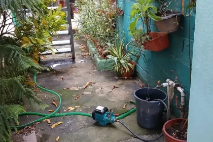 Los residentes de Los Prados de San Luis, en Santo Domingo Este, denunciaron que tienen dificultades con el abastecimiento de agua debido a la conexión irregular a su línea de suministro de grandes cisternas del nuevo complejo residencial Prado Alto. Los afectados, entre los que se encuentran José Castillo, Dominicana Russell, Nelson Mieses, Amarelis Ramírez, Jazmín Santana y Juan García, afirmaron que llevan más de un mes sin recibir agua potable con normalidad, aunque intenten bombearla.