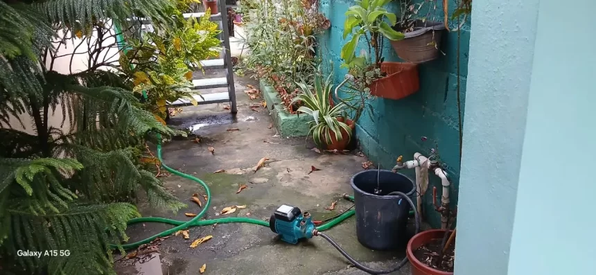 Los residentes de Los Prados de San Luis, en Santo Domingo Este, denunciaron que tienen dificultades con el abastecimiento de agua debido a la conexión irregular a su línea de suministro de grandes cisternas del nuevo complejo residencial Prado Alto. Los afectados, entre los que se encuentran José Castillo, Dominicana Russell, Nelson Mieses, Amarelis Ramírez, Jazmín Santana y Juan García, afirmaron que llevan más de un mes sin recibir agua potable con normalidad, aunque intenten bombearla.