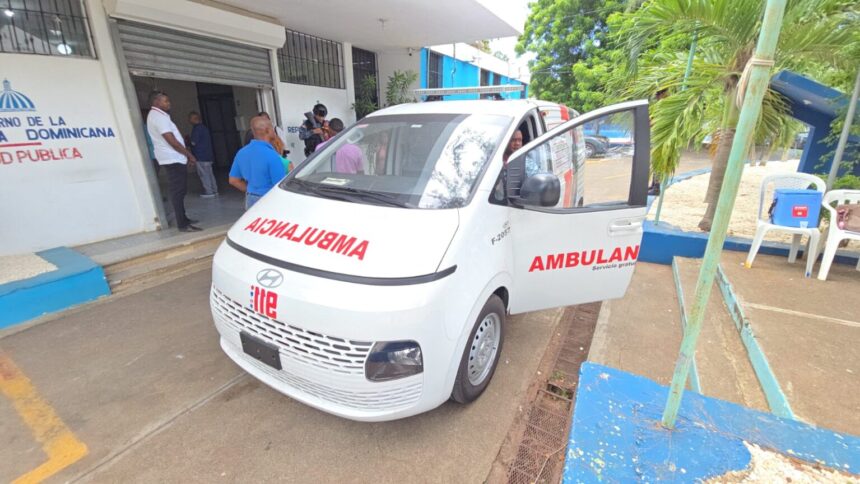 Entregan ambulancia especializada para el traslado digno de cadáveres en La Romana