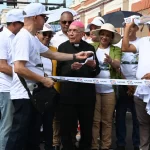 La actividad estuvo encabezada por el obispo de la diócesis de San Francisco de Macorís, monseñor Alfredo de la Cruz Baldera, quien dirigió palabras de agradecimiento a los participantes, resaltando el legado del papa Francisco con el cuidado de nuestra casa común. También participó monseñor Jesús María de Jesús Moya, obispo emérito de San Francisco de Macorís y precursor de la iniciativa “Aire Limpio, Vida Sana”. Se sumaron, además, el alcalde municipal, Alex Díaz; el director regional de Educación 07, maestro Wilson Ortega; el rector del ISEND, maestro Eléxido Paula, y la magistrada Juana María Brito, procuradora de Medioambiente. A la gran caminata asistieron representantes de instituciones públicas y privadas comprometidas, entre ellas el Benemérito Cuerpo de Bomberos, la Cruz Roja Dominicana, el Club de Leones, Móvil Soluciones Ambientales, así como las fundaciones Río Jaya, Vive Saludable y Loma Quita Espuela, entre otras. La caminata, que reunió a cientos de personas, refleja el espíritu de un proyecto que ya supera las dos décadas de historia, marcando una importante huella en la concienciación medioambiental en la ciudad y la región. “Aire Limpio, Vida Sana” es un proyecto de la Diócesis de San Francisco de Macorís y la Universidad Católica Nordestana (UCNE), que ha contado con el apoyo de comunidades, instituciones educativas y organizaciones sociales en torno a un mismo objetivo: proteger el ambiente y fomentar estilos de vida saludables. En sus inicios, la jornada se celebraba el último domingo de abril, fecha instituida por el Senado de la República Dominicana en respaldo a la iniciativa. Sin embargo, a partir de la declaratoria de la Organización de las Naciones Unidas (ONU) de dedicar el 7 de septiembre como Día Internacional del Aire Limpio por un cielo azul, la Diócesis y la UCNE asumieron este nuevo marco para articular sus acciones, vinculándose a la agenda global de lucha contra la contaminación. De esta manera, la caminata de hoy no solo marcó el cierre de una semana de paneles, actividades educativas y culturales, sino que reafirmó la misión de “Aire Limpio, Vida Sana”: sembrar conciencia ecológica, formar ciudadanos responsables y garantizar un futuro con cielos más limpios y saludables para las presentes y futuras generaciones. Sobre la Jornada “Aire Limpio, Vida Sana 2025” En esta edición, la jornada tuvo una dedicatoria especial a la señora Melba Segura de Grullón, presidenta de la Fundación Sur Futuro, en reconocimiento a su trayectoria y compromiso con la conservación del planeta a través de iniciativas sociales y ambientales de gran impacto. Asimismo, la temática central de este año se enfocó en la Economía Circular, promoviendo la reducción, reutilización y reciclaje de materiales como modelo sostenible para enfrentar los desafíos ambientales actuales.