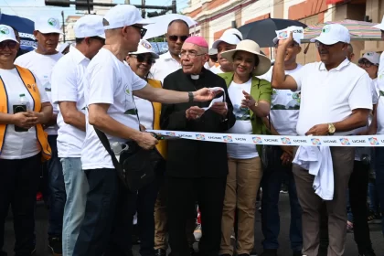 La actividad estuvo encabezada por el obispo de la diócesis de San Francisco de Macorís, monseñor Alfredo de la Cruz Baldera, quien dirigió palabras de agradecimiento a los participantes, resaltando el legado del papa Francisco con el cuidado de nuestra casa común. También participó monseñor Jesús María de Jesús Moya, obispo emérito de San Francisco de Macorís y precursor de la iniciativa “Aire Limpio, Vida Sana”. Se sumaron, además, el alcalde municipal, Alex Díaz; el director regional de Educación 07, maestro Wilson Ortega; el rector del ISEND, maestro Eléxido Paula, y la magistrada Juana María Brito, procuradora de Medioambiente. A la gran caminata asistieron representantes de instituciones públicas y privadas comprometidas, entre ellas el Benemérito Cuerpo de Bomberos, la Cruz Roja Dominicana, el Club de Leones, Móvil Soluciones Ambientales, así como las fundaciones Río Jaya, Vive Saludable y Loma Quita Espuela, entre otras. La caminata, que reunió a cientos de personas, refleja el espíritu de un proyecto que ya supera las dos décadas de historia, marcando una importante huella en la concienciación medioambiental en la ciudad y la región. “Aire Limpio, Vida Sana” es un proyecto de la Diócesis de San Francisco de Macorís y la Universidad Católica Nordestana (UCNE), que ha contado con el apoyo de comunidades, instituciones educativas y organizaciones sociales en torno a un mismo objetivo: proteger el ambiente y fomentar estilos de vida saludables. En sus inicios, la jornada se celebraba el último domingo de abril, fecha instituida por el Senado de la República Dominicana en respaldo a la iniciativa. Sin embargo, a partir de la declaratoria de la Organización de las Naciones Unidas (ONU) de dedicar el 7 de septiembre como Día Internacional del Aire Limpio por un cielo azul, la Diócesis y la UCNE asumieron este nuevo marco para articular sus acciones, vinculándose a la agenda global de lucha contra la contaminación. De esta manera, la caminata de hoy no solo marcó el cierre de una semana de paneles, actividades educativas y culturales, sino que reafirmó la misión de “Aire Limpio, Vida Sana”: sembrar conciencia ecológica, formar ciudadanos responsables y garantizar un futuro con cielos más limpios y saludables para las presentes y futuras generaciones. Sobre la Jornada “Aire Limpio, Vida Sana 2025” En esta edición, la jornada tuvo una dedicatoria especial a la señora Melba Segura de Grullón, presidenta de la Fundación Sur Futuro, en reconocimiento a su trayectoria y compromiso con la conservación del planeta a través de iniciativas sociales y ambientales de gran impacto. Asimismo, la temática central de este año se enfocó en la Economía Circular, promoviendo la reducción, reutilización y reciclaje de materiales como modelo sostenible para enfrentar los desafíos ambientales actuales.
