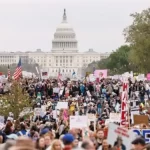 Este sábado, una multitud de residentes de Washington, la capital de los Estados Unidos, se congregó en las calles para expresar su descontento ante el acoso y la detención de migrantes en la ciudad por parte de la Guardia Nacional y otras agencias federales desplegadas en la urbe por orden del presidente Donald Trump. La manifestación, organizada por diversas entidades en defensa de los derechos humanos, se llevó a cabo en respuesta a la presencia de fuerzas federales en la localidad, las cuales, según la convocatoria, han «acosado, vigilado y detenido a residentes de clase trabajadora, migrantes y personas sin hogar» bajo la dirección del Gobierno republicano.
