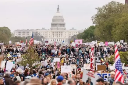 Este sábado, una multitud de residentes de Washington, la capital de los Estados Unidos, se congregó en las calles para expresar su descontento ante el acoso y la detención de migrantes en la ciudad por parte de la Guardia Nacional y otras agencias federales desplegadas en la urbe por orden del presidente Donald Trump. La manifestación, organizada por diversas entidades en defensa de los derechos humanos, se llevó a cabo en respuesta a la presencia de fuerzas federales en la localidad, las cuales, según la convocatoria, han «acosado, vigilado y detenido a residentes de clase trabajadora, migrantes y personas sin hogar» bajo la dirección del Gobierno republicano.