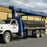 CAASD trabaja en corrección averías provocadas por empresa construye paso a desnivel en la 27 de Febrero Fellito Suberví instruye trabajos continuos hasta resolver averías y que sectores afectados no sufran falta del agua potable SANTO DOMINGO.- Unas cinco perforaciones ha sufrido una línea de 36 pulgadas, recién colocada para agilizar los trabajos en la intersección del paso a desnivel en las avenidas 27 de Febrero y la General Gregorio Luperón, lo que ocasionará limitación en la distribución del agua potable en más de 25 sectores del Distrito Nacional. El director de la Corporación del Acueducto y Alcantarillado de Santo Domingo (CAASD), ingeniero Fellito Suberví, explicó que debido a ese daño, provocado por la empresa Constructora JM, fue necesario el cierre de la tubería, para proceder al proceso de excavación y sustituir el tubo perforado. “Esta avería fue provocada por trabajos ejecutados por la empresa JM mientras colocaba pernos para anclar las placas de hormigón que sirven de refuerzo al talud del terreno en la trinchera que se está construyendo de este lado (sur entre el Ministerio de Defensa y la Junta Central Electoral)”, explicó el director de la CAASD mientras observaba los trabajos de corrección de las perforaciones. El funcionario se mantuvo en el lugar hasta recibir la junta y el tubo de hierro dúctil que se estará sustituyendo de manera “acelerada a fin de que no sea tan grave la limitación del servicio” en sectores como Pradera Verde, Los Cacicazgos, Residencial José Contreras, El Sandra l y II, l Sandra ll, Atalaya, 16 de Agosto, El Pedregal, Gacela, Urbanización Aesa, Invi, Costa Caribe y Miramar. Otros sectores que sufrirían limitación en el suministro por la referida avería son Lotería, Tropical, Afimar, Jardines del Sur, Luz Consuelo, Bella Vista, Ensanche Quisqueya, Renacimiento, Mirador Sur, Mirador Norte, Los Maestros, El Millón, Los Millones, El Milloncito, Manganagua y Evaristo Morales. El ingeniero Suberví dijo que la empresa JM se mostró en disposición de colaborar con las brigadas de la CAASD, para corregir en el menor tiempo posible el daño provocado por la señalada empresa mientras “colocaba pernos para anclar las placas de hormigón que sirven para reforzar estructuralmente los taludes, disminuir el riesgo de deslizamiento superficiales y reducir la infiltración de agua en el suelo”. Así mismo, el director de la CAASD supervisó las correcciones de diferentes averías realizadas por brigadas de esa corporación, entre ellas en una línea de 12 pulgadas de agua potable en la Calle Olof Palme, y otras averías y cambio de válvula en la línea de distribución de 12 pulgadas en la Avenida Independencia, en el Distrito Nacional. Fellito Suberví afirmó que dichos trabajos se realizan de manera aceleradas a fin de que los sectores afectados puedan recibir el líquido de manera regular, y agradeció a la ciudadanía la comprensión por la dificultad que pudo haber causado este daño a la recién instalada tubería de 36 pulgadas.