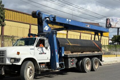 CAASD trabaja en corrección averías provocadas por empresa construye paso a desnivel en la 27 de Febrero Fellito Suberví instruye trabajos continuos hasta resolver averías y que sectores afectados no sufran falta del agua potable SANTO DOMINGO.- Unas cinco perforaciones ha sufrido una línea de 36 pulgadas, recién colocada para agilizar los trabajos en la intersección del paso a desnivel en las avenidas 27 de Febrero y la General Gregorio Luperón, lo que ocasionará limitación en la distribución del agua potable en más de 25 sectores del Distrito Nacional. El director de la Corporación del Acueducto y Alcantarillado de Santo Domingo (CAASD), ingeniero Fellito Suberví, explicó que debido a ese daño, provocado por la empresa Constructora JM, fue necesario el cierre de la tubería, para proceder al proceso de excavación y sustituir el tubo perforado. “Esta avería fue provocada por trabajos ejecutados por la empresa JM mientras colocaba pernos para anclar las placas de hormigón que sirven de refuerzo al talud del terreno en la trinchera que se está construyendo de este lado (sur entre el Ministerio de Defensa y la Junta Central Electoral)”, explicó el director de la CAASD mientras observaba los trabajos de corrección de las perforaciones. El funcionario se mantuvo en el lugar hasta recibir la junta y el tubo de hierro dúctil que se estará sustituyendo de manera “acelerada a fin de que no sea tan grave la limitación del servicio” en sectores como Pradera Verde, Los Cacicazgos, Residencial José Contreras, El Sandra l y II, l Sandra ll, Atalaya, 16 de Agosto, El Pedregal, Gacela, Urbanización Aesa, Invi, Costa Caribe y Miramar. Otros sectores que sufrirían limitación en el suministro por la referida avería son Lotería, Tropical, Afimar, Jardines del Sur, Luz Consuelo, Bella Vista, Ensanche Quisqueya, Renacimiento, Mirador Sur, Mirador Norte, Los Maestros, El Millón, Los Millones, El Milloncito, Manganagua y Evaristo Morales. El ingeniero Suberví dijo que la empresa JM se mostró en disposición de colaborar con las brigadas de la CAASD, para corregir en el menor tiempo posible el daño provocado por la señalada empresa mientras “colocaba pernos para anclar las placas de hormigón que sirven para reforzar estructuralmente los taludes, disminuir el riesgo de deslizamiento superficiales y reducir la infiltración de agua en el suelo”. Así mismo, el director de la CAASD supervisó las correcciones de diferentes averías realizadas por brigadas de esa corporación, entre ellas en una línea de 12 pulgadas de agua potable en la Calle Olof Palme, y otras averías y cambio de válvula en la línea de distribución de 12 pulgadas en la Avenida Independencia, en el Distrito Nacional. Fellito Suberví afirmó que dichos trabajos se realizan de manera aceleradas a fin de que los sectores afectados puedan recibir el líquido de manera regular, y agradeció a la ciudadanía la comprensión por la dificultad que pudo haber causado este daño a la recién instalada tubería de 36 pulgadas.