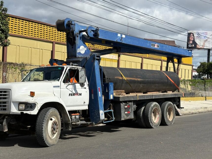 CAASD trabaja en corrección averías provocadas por empresa construye paso a desnivel en la 27 de Febrero Fellito Suberví instruye trabajos continuos hasta resolver averías y que sectores afectados no sufran falta del agua potable SANTO DOMINGO.- Unas cinco perforaciones ha sufrido una línea de 36 pulgadas, recién colocada para agilizar los trabajos en la intersección del paso a desnivel en las avenidas 27 de Febrero y la General Gregorio Luperón, lo que ocasionará limitación en la distribución del agua potable en más de 25 sectores del Distrito Nacional. El director de la Corporación del Acueducto y Alcantarillado de Santo Domingo (CAASD), ingeniero Fellito Suberví, explicó que debido a ese daño, provocado por la empresa Constructora JM, fue necesario el cierre de la tubería, para proceder al proceso de excavación y sustituir el tubo perforado. “Esta avería fue provocada por trabajos ejecutados por la empresa JM mientras colocaba pernos para anclar las placas de hormigón que sirven de refuerzo al talud del terreno en la trinchera que se está construyendo de este lado (sur entre el Ministerio de Defensa y la Junta Central Electoral)”, explicó el director de la CAASD mientras observaba los trabajos de corrección de las perforaciones. El funcionario se mantuvo en el lugar hasta recibir la junta y el tubo de hierro dúctil que se estará sustituyendo de manera “acelerada a fin de que no sea tan grave la limitación del servicio” en sectores como Pradera Verde, Los Cacicazgos, Residencial José Contreras, El Sandra l y II, l Sandra ll, Atalaya, 16 de Agosto, El Pedregal, Gacela, Urbanización Aesa, Invi, Costa Caribe y Miramar. Otros sectores que sufrirían limitación en el suministro por la referida avería son Lotería, Tropical, Afimar, Jardines del Sur, Luz Consuelo, Bella Vista, Ensanche Quisqueya, Renacimiento, Mirador Sur, Mirador Norte, Los Maestros, El Millón, Los Millones, El Milloncito, Manganagua y Evaristo Morales. El ingeniero Suberví dijo que la empresa JM se mostró en disposición de colaborar con las brigadas de la CAASD, para corregir en el menor tiempo posible el daño provocado por la señalada empresa mientras “colocaba pernos para anclar las placas de hormigón que sirven para reforzar estructuralmente los taludes, disminuir el riesgo de deslizamiento superficiales y reducir la infiltración de agua en el suelo”. Así mismo, el director de la CAASD supervisó las correcciones de diferentes averías realizadas por brigadas de esa corporación, entre ellas en una línea de 12 pulgadas de agua potable en la Calle Olof Palme, y otras averías y cambio de válvula en la línea de distribución de 12 pulgadas en la Avenida Independencia, en el Distrito Nacional. Fellito Suberví afirmó que dichos trabajos se realizan de manera aceleradas a fin de que los sectores afectados puedan recibir el líquido de manera regular, y agradeció a la ciudadanía la comprensión por la dificultad que pudo haber causado este daño a la recién instalada tubería de 36 pulgadas.