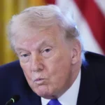 Trump ordena pausa de cinco días en ataques a infraestructura energética de Irán tras conversaciones “productivas” El presidente de Estados Unidos, Donald Trump, anunció que ha ordenado a su Departamento de Guerra posponer durante cinco días los ataques contra centrales eléctricas e infraestructura energética de Irán, luego de mantener “conversaciones muy buenas y productivas” con representantes iraníes para la resolución de hostilidades en Oriente Medio. La decisión se tomó tras dos días de diálogo detallado y constructivo entre ambos países, cuyo seguimiento continuará a lo largo de la semana y cuya efectividad determinará la extensión de la suspensión de ataques. La medida se produce después de que Trump amenazara previamente a Irán con nuevas acciones si no se abría completamente el estrecho de Ormuz, mientras que Teherán advirtió de represalias sin “contención” en caso de sufrir ataques contra su infraestructura energética. Desde el 28 de febrero, Estados Unidos e Israel emprendieron operaciones ofensivas contra Irán, generando una escalada de represalias en la región, lo que hace que la pausa anunciada busque dar espacio al diálogo diplomático y evitar una mayor intensificación del conflicto. Más información en alodigitalrd.com #DonaldTrump #Irán #OrienteMedio #ConflictoInternacional #Geopolítica #AloRD #AloDigitalRD #NoticiasRD