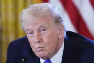 Trump ordena pausa de cinco días en ataques a infraestructura energética de Irán tras conversaciones “productivas” El presidente de Estados Unidos, Donald Trump, anunció que ha ordenado a su Departamento de Guerra posponer durante cinco días los ataques contra centrales eléctricas e infraestructura energética de Irán, luego de mantener “conversaciones muy buenas y productivas” con representantes iraníes para la resolución de hostilidades en Oriente Medio. La decisión se tomó tras dos días de diálogo detallado y constructivo entre ambos países, cuyo seguimiento continuará a lo largo de la semana y cuya efectividad determinará la extensión de la suspensión de ataques. La medida se produce después de que Trump amenazara previamente a Irán con nuevas acciones si no se abría completamente el estrecho de Ormuz, mientras que Teherán advirtió de represalias sin “contención” en caso de sufrir ataques contra su infraestructura energética. Desde el 28 de febrero, Estados Unidos e Israel emprendieron operaciones ofensivas contra Irán, generando una escalada de represalias en la región, lo que hace que la pausa anunciada busque dar espacio al diálogo diplomático y evitar una mayor intensificación del conflicto. Más información en alodigitalrd.com #DonaldTrump #Irán #OrienteMedio #ConflictoInternacional #Geopolítica #AloRD #AloDigitalRD #NoticiasRD