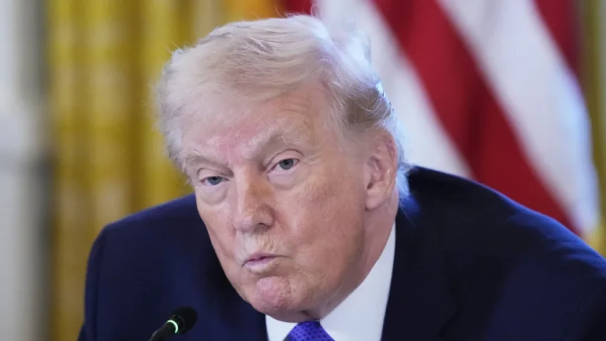 Trump ordena pausa de cinco días en ataques a infraestructura energética de Irán tras conversaciones “productivas” El presidente de Estados Unidos, Donald Trump, anunció que ha ordenado a su Departamento de Guerra posponer durante cinco días los ataques contra centrales eléctricas e infraestructura energética de Irán, luego de mantener “conversaciones muy buenas y productivas” con representantes iraníes para la resolución de hostilidades en Oriente Medio. La decisión se tomó tras dos días de diálogo detallado y constructivo entre ambos países, cuyo seguimiento continuará a lo largo de la semana y cuya efectividad determinará la extensión de la suspensión de ataques. La medida se produce después de que Trump amenazara previamente a Irán con nuevas acciones si no se abría completamente el estrecho de Ormuz, mientras que Teherán advirtió de represalias sin “contención” en caso de sufrir ataques contra su infraestructura energética. Desde el 28 de febrero, Estados Unidos e Israel emprendieron operaciones ofensivas contra Irán, generando una escalada de represalias en la región, lo que hace que la pausa anunciada busque dar espacio al diálogo diplomático y evitar una mayor intensificación del conflicto. Más información en alodigitalrd.com #DonaldTrump #Irán #OrienteMedio #ConflictoInternacional #Geopolítica #AloRD #AloDigitalRD #NoticiasRD