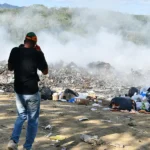 ## Incendio en vertedero de Sabana Iglesia se prolonga por falta de equipos El vertedero municipal de Sabana Iglesia, en la provincia de Santiago, enfrenta su tercer día de incendio debido a la carencia de equipos y personal para controlarlo. La humareda afecta a unos 14 mil habitantes de la zona y también a familias del municipio de Jánico, especialmente en la comunidad de Guabo. Los bomberos locales cuentan con menos personal y equipos dañados, mientras que la maquinaria del ayuntamiento permanece inactiva, complicando la extinción del fuego. A pesar del envío de un camión de bomberos desde La Canela, los esfuerzos resultaron insuficientes para sofocar las llamas. Autoridades y brigadistas escasos, junto con la falta de recursos, dificultan el control del siniestro, que se presume provocado por desconocidos. Residentes como Santos Reyes exigen mayor intervención del gobierno y de la alcaldesa Zoila Joselín Pichardo, destacando que la humareda provoca problemas respiratorios en niños y ancianos. Más información en alodigitalrd.com. #IncendioRD #SabanaIglesia #VertederoRD #SaludPublica #BomberosRD #AloRD #AloDigitalRD #NoticiasRD