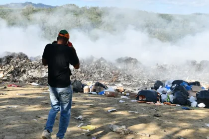 ## Incendio en vertedero de Sabana Iglesia se prolonga por falta de equipos El vertedero municipal de Sabana Iglesia, en la provincia de Santiago, enfrenta su tercer día de incendio debido a la carencia de equipos y personal para controlarlo. La humareda afecta a unos 14 mil habitantes de la zona y también a familias del municipio de Jánico, especialmente en la comunidad de Guabo. Los bomberos locales cuentan con menos personal y equipos dañados, mientras que la maquinaria del ayuntamiento permanece inactiva, complicando la extinción del fuego. A pesar del envío de un camión de bomberos desde La Canela, los esfuerzos resultaron insuficientes para sofocar las llamas. Autoridades y brigadistas escasos, junto con la falta de recursos, dificultan el control del siniestro, que se presume provocado por desconocidos. Residentes como Santos Reyes exigen mayor intervención del gobierno y de la alcaldesa Zoila Joselín Pichardo, destacando que la humareda provoca problemas respiratorios en niños y ancianos. Más información en alodigitalrd.com. #IncendioRD #SabanaIglesia #VertederoRD #SaludPublica #BomberosRD #AloRD #AloDigitalRD #NoticiasRD