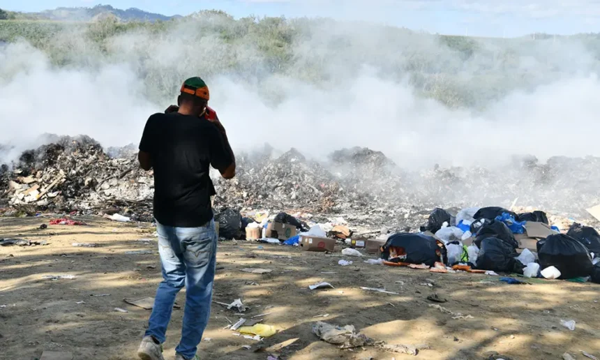 ## Incendio en vertedero de Sabana Iglesia se prolonga por falta de equipos El vertedero municipal de Sabana Iglesia, en la provincia de Santiago, enfrenta su tercer día de incendio debido a la carencia de equipos y personal para controlarlo. La humareda afecta a unos 14 mil habitantes de la zona y también a familias del municipio de Jánico, especialmente en la comunidad de Guabo. Los bomberos locales cuentan con menos personal y equipos dañados, mientras que la maquinaria del ayuntamiento permanece inactiva, complicando la extinción del fuego. A pesar del envío de un camión de bomberos desde La Canela, los esfuerzos resultaron insuficientes para sofocar las llamas. Autoridades y brigadistas escasos, junto con la falta de recursos, dificultan el control del siniestro, que se presume provocado por desconocidos. Residentes como Santos Reyes exigen mayor intervención del gobierno y de la alcaldesa Zoila Joselín Pichardo, destacando que la humareda provoca problemas respiratorios en niños y ancianos. Más información en alodigitalrd.com. #IncendioRD #SabanaIglesia #VertederoRD #SaludPublica #BomberosRD #AloRD #AloDigitalRD #NoticiasRD