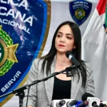 Faride Raful ordena suspensión de coronel tras agresión a mujer en Los Mina La ministra de Interior y Policía, Faride Raful, dispuso la suspensión inmediata del coronel Fausto Madé Ramírez, miembro de la Policía Nacional de la República Dominicana, luego de que fuera captado en video agrediendo físicamente a una mujer en el sector Los Mina, en Santo Domingo. La medida se mantendrá vigente mientras se desarrolla la investigación correspondiente y el proceso legal conforme a lo establecido. Raful calificó el hecho como inaceptable y aseguró que constituye una violación a los derechos fundamentales y a los principios establecidos en la Constitución. A través de un mensaje público, reiteró que no se tolerarán abusos de autoridad y que se aplicarán sanciones en caso de comprobarse responsabilidades, reafirmando el compromiso del Gobierno con el respeto a los ciudadanos. Más información en alodigitalrd.com #FarideRaful #PolicíaNacional #LosMina #JusticiaRD #SeguridadCiudadana #AloRD #AloDigitalRD #NoticiasRD