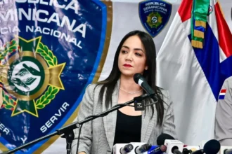 Faride Raful ordena suspensión de coronel tras agresión a mujer en Los Mina La ministra de Interior y Policía, Faride Raful, dispuso la suspensión inmediata del coronel Fausto Madé Ramírez, miembro de la Policía Nacional de la República Dominicana, luego de que fuera captado en video agrediendo físicamente a una mujer en el sector Los Mina, en Santo Domingo. La medida se mantendrá vigente mientras se desarrolla la investigación correspondiente y el proceso legal conforme a lo establecido. Raful calificó el hecho como inaceptable y aseguró que constituye una violación a los derechos fundamentales y a los principios establecidos en la Constitución. A través de un mensaje público, reiteró que no se tolerarán abusos de autoridad y que se aplicarán sanciones en caso de comprobarse responsabilidades, reafirmando el compromiso del Gobierno con el respeto a los ciudadanos. Más información en alodigitalrd.com #FarideRaful #PolicíaNacional #LosMina #JusticiaRD #SeguridadCiudadana #AloRD #AloDigitalRD #NoticiasRD