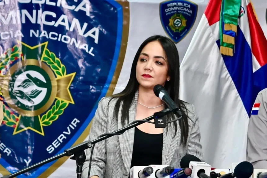 Faride Raful ordena suspensión de coronel tras agresión a mujer en Los Mina La ministra de Interior y Policía, Faride Raful, dispuso la suspensión inmediata del coronel Fausto Madé Ramírez, miembro de la Policía Nacional de la República Dominicana, luego de que fuera captado en video agrediendo físicamente a una mujer en el sector Los Mina, en Santo Domingo. La medida se mantendrá vigente mientras se desarrolla la investigación correspondiente y el proceso legal conforme a lo establecido. Raful calificó el hecho como inaceptable y aseguró que constituye una violación a los derechos fundamentales y a los principios establecidos en la Constitución. A través de un mensaje público, reiteró que no se tolerarán abusos de autoridad y que se aplicarán sanciones en caso de comprobarse responsabilidades, reafirmando el compromiso del Gobierno con el respeto a los ciudadanos. Más información en alodigitalrd.com #FarideRaful #PolicíaNacional #LosMina #JusticiaRD #SeguridadCiudadana #AloRD #AloDigitalRD #NoticiasRD